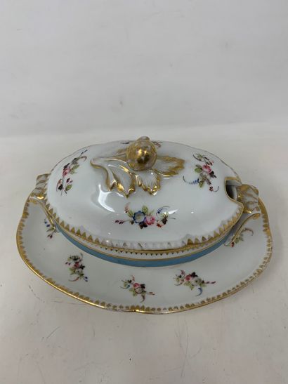 null Porcelain gravy boat with flowers decoration and a lid 

Dimensions : 23 x 15...