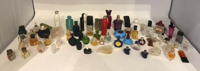 null Lot de miniatures (59) de différentes marques de parfum

On y joint un ensemble...