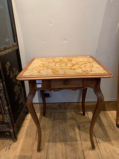 null Petite table en bois naturel reposant sur quatre pieds galbés, ouvrant à un...