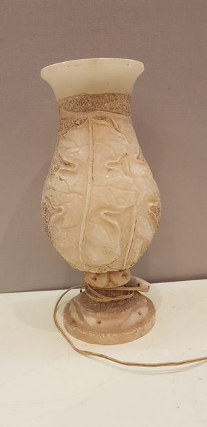 null Vase de forme balustre en albâtre reposant sur un piédouche à décor sculpté...