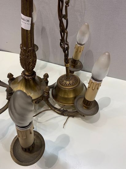 null Lustre à six bras de lumière, bronze doré à décor de pommes de pin et d'acanthe....