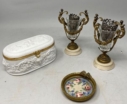 null Lot including :

- two mounts of cups in bronze and marble, presenting two cut...