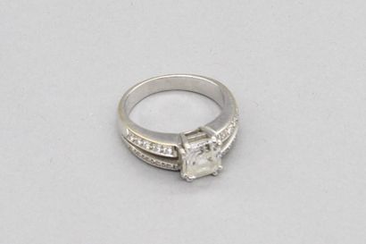 null Bague en or gris 18K (750) ornée d'un diamant taille ancienne de forme rectangulaire...