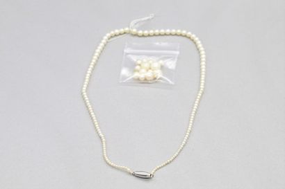null Collier de perles fines en chute, fermoir en or gris 18K (750).

Certificat...