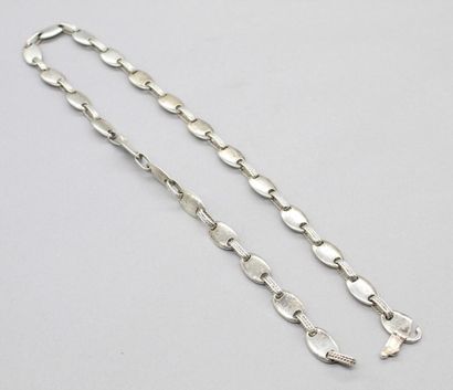 null HERMÈS PARIS 

Silver necklace with coffee bean links. 

Signed. Crab mark....