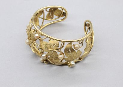 null Cuff bracelet in 18K (750) yellow gold with openwork decoration of foliage,...
