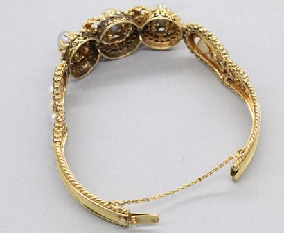 null Openwork 18K (750) yellow gold bracelet, decorated with baroque pearls (untested),...