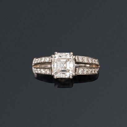 null Bague en or gris 18K (750) ornée d'un diamant taille ancienne de forme rectangulaire...