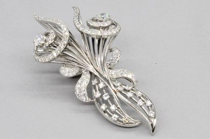 null Clip en or gris 18k (750) et platine figurant un bouquet stylisé orné de diamants...