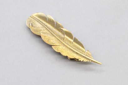 null HERMES Paris 

Corsage clip in 18K (750) yellow gold featuring a feather.

Signed....