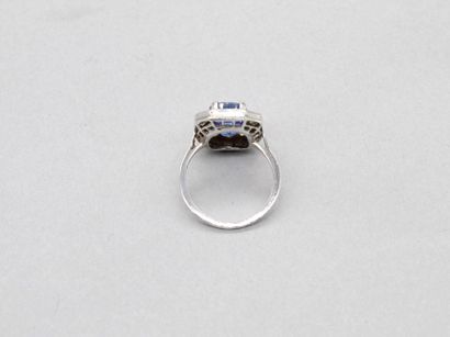 null 18K (750) white gold octagonal ring set with a cushion sapphire and two princess-cut...