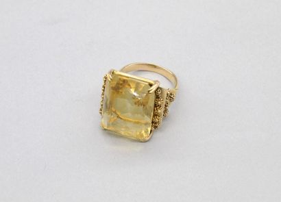 null 18K (750) yellow gold ring set with a citrine, the setting shouldered with flowers....