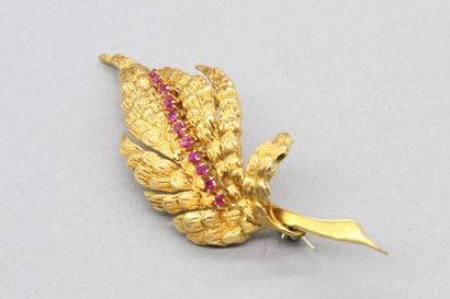 null Brooch in 18K (750) yellow gold with a leaf, in the center a line of red stones.

Pin...