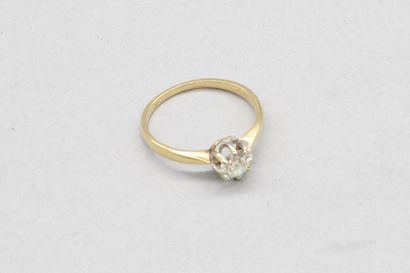 null Bague en or jaune et gris 18K (750) sertie d'un diamant taille brillant.

Poinçon...