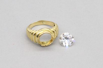 null Bague en or jaune 18K (750) godronnée ornée d'un diamant taille brillant serti...