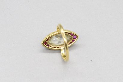 null Bague en or jaune 18K (750) sertie d'une diamant marquise taille ancienne forme...