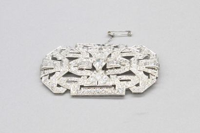 null Broche plaque en platine de forme géométrique ajourée ornée de diamants taille...