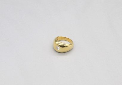 null 18K (750) yellow gold ring set with a brilliant-cut diamond.

Estimated weight...