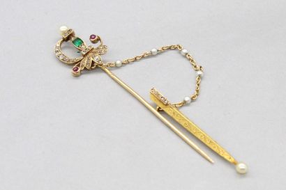 null Epingle de cravate en or jaune 18K (750) figurant une épée, ornée de diamants...