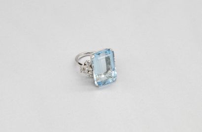 null 18K (750) white gold ring set with a rectangular aquamarine surrounded by navette...