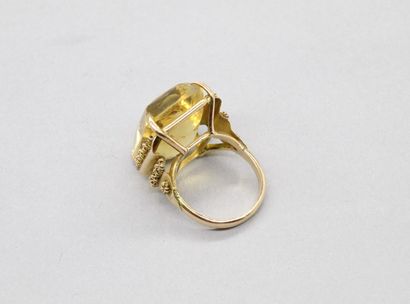 null 18K (750) yellow gold ring set with a citrine, the setting shouldered with flowers....