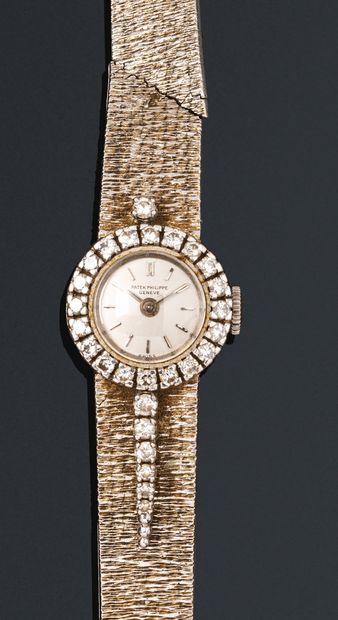 null PATEK PHILIPPE 

Ref. 3282

No. 2635353

Ladies' wristwatch in 18K (750) white...