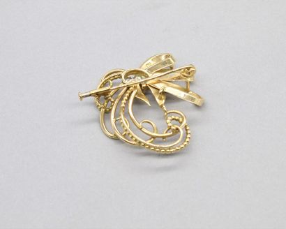 null 18K (750) yellow gold and platinum bow brooch, one of the links is beaded, in...