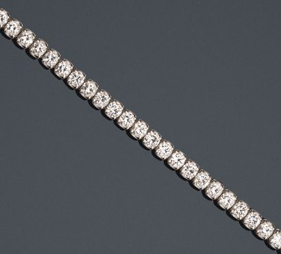 null 
Bracelet rivière en or gris 18K (750) serti de diamants taille brillant. Fermoir...