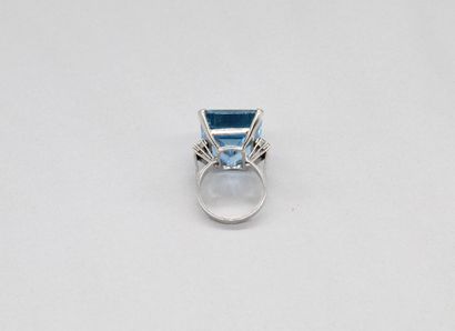 null 
Platinum ring set with a rectangular aquamarine and four baguette-cut diamonds.
Estimated...