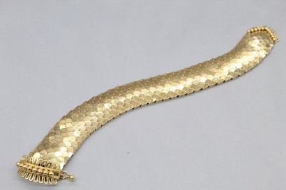 null Flexible bracelet in 18K (750) yellow gold, featuring a belt, with scale mesh,...