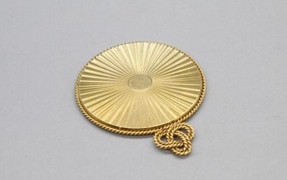 null CARTIER PARIS

Miroir de sac en or jaune 18K (750) de forme ronde à fond guilloché,...