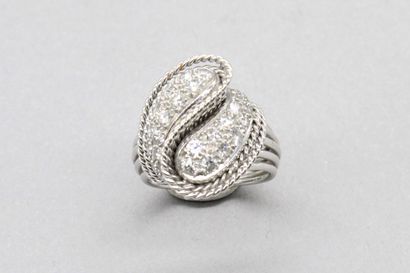 null Ring in 18K (750) white gold and platinum in the form of volutes, set with brilliant-cut...