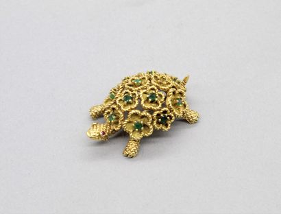 null 18K (750) yellow gold brooch featuring a turtle, the eyes adorned with rubies,...