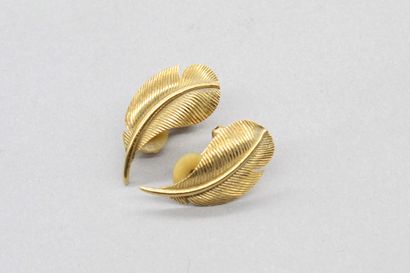 null 
HERMES Paris


Pair of ear clips in 18K (750) yellow gold featuring a feather.


One...