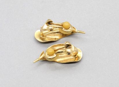 null 
HERMES Paris


Pair of ear clips in 18K (750) yellow gold featuring a feather.


One...