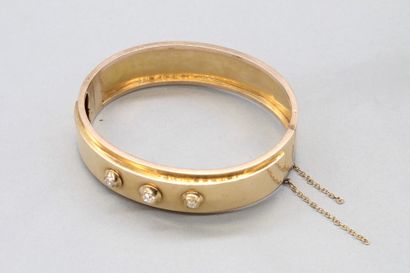 null Bracelet en or rose 18K (750) jonc ouvrant serti de trois diamants taille ancienne....