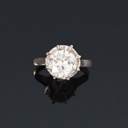 null Bague solitaire en or gris 18K (750) et platine sertie d'un diamant taille ancienne....