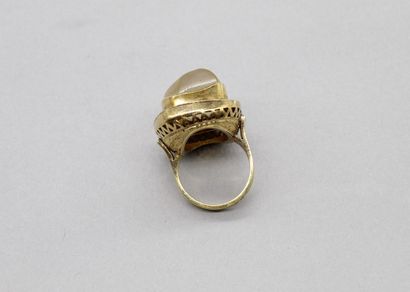 null 18K (750) yellow gold ring set with a chalcedony in a closed setting. 

Owl...