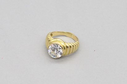 null Bague en or jaune 18K (750) godronnée ornée d'un diamant taille brillant serti...