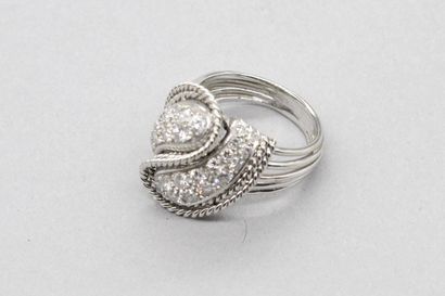 null Bague en or gris 18K (750) et platine en forme de volutes, sertie de diamants...