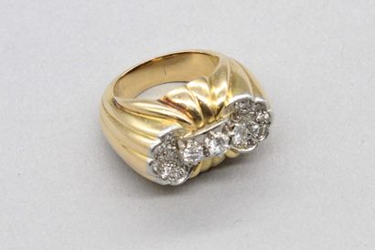 null Bague en or jaune 18K (750) et platine, godronnée et ornée de diamants taille...