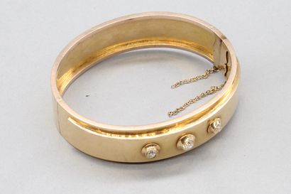 null Bracelet en or rose 18K (750) jonc ouvrant serti de trois diamants taille ancienne....
