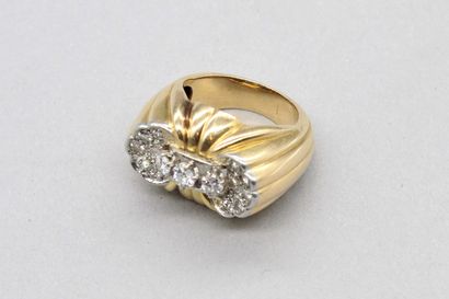 null Bague en or jaune 18K (750) et platine, godronnée et ornée de diamants taille...