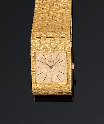 null PIAGET

Ref. 9133 A6

No. 189710

Bracelet watch in 18K (750) gold. Square case,...