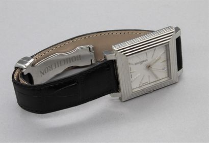null BOUCHERON

No. 110 0287

Steel bracelet watch. Square case with screw closure....
