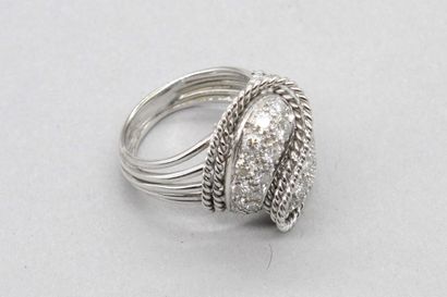 null Ring in 18K (750) white gold and platinum in the form of volutes, set with brilliant-cut...