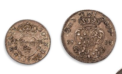 null SUÈDE

Lot de deux monnaies d'argent :

- Ulrica Eleonora, 1 Mark 1720, KM :...