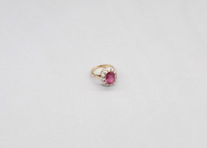 null 18K (750) rose gold ring set with an oval tourmaline in a brilliant-cut diamond...