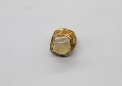 null 18K (750) yellow gold ring set with a chalcedony in a closed setting. 

Owl...