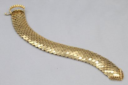 null Bracelet souple en or jaune 18K (750) figurant une ceinture, à mailles écailles,...